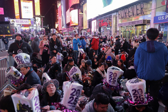 2024년 12월 31일, 미국 뉴욕시 타임스스퀘어에서 새해 맞이 '볼 드롭' 행사가 열리고 있습니다. '볼 드롭'은 크리스탈 볼이 천천히 내려오며 자정을 알리는 이벤트입니다. 자정이 되면 화려한 불꽃놀이와 함께 사람들이 서로를 포옹하며 새해를 축하합니다. 로이터 연합뉴스